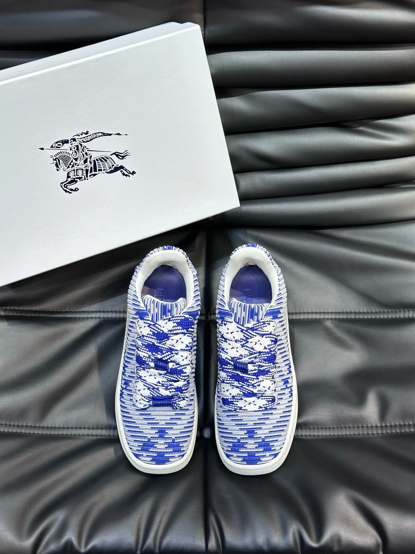 Factory price: 458💰Burberry Box series👫 Thick-soled casual sports shoes for couples, cool sneakers and bread shoes, purchased and developed from the original version, the top version of Box series sports shoes, made of original plaid/knitted fabric, embellished with EKD embossing. Made of mesh lining, the laces are decorated with metal coils, the rubber sole is decorated with the Burberry letter logo, and the original molded 3.5CM two-color T men's shoe 💰U outsole! Code number: 35-45 (35-45 customized)